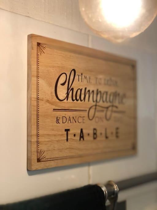 Charmant Logement & Terrasse Au Centre Historique Сен-Клод Экстерьер фото